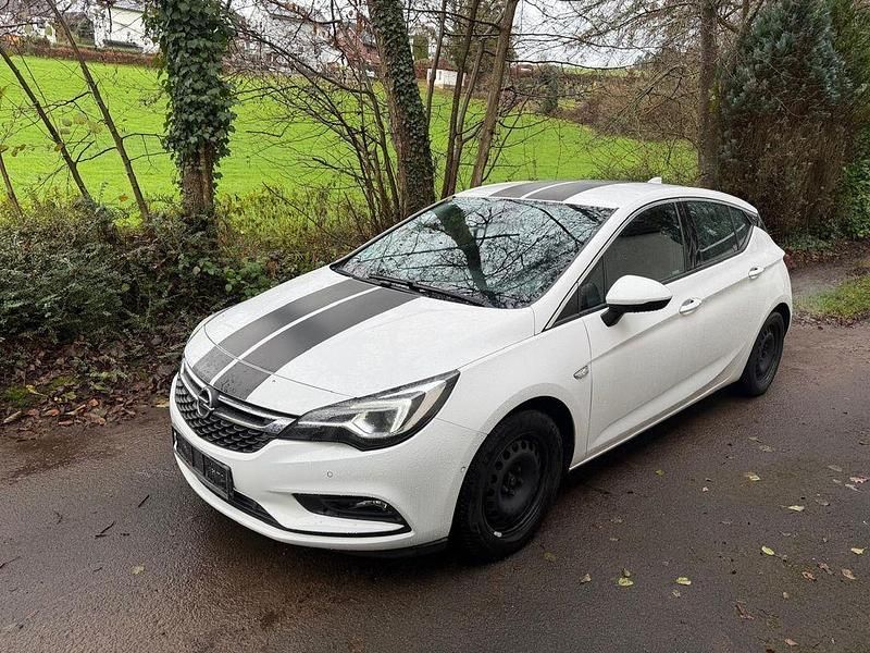 Weiß Gebraucht 2017 Opel Astra Limousine | 6.500 € (Teuer) - Bild 1/4