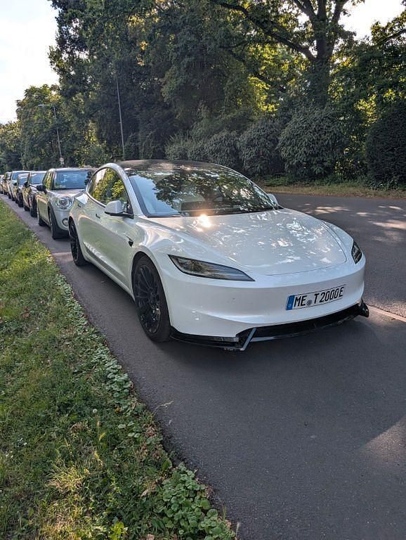Weiß Gebraucht 2024 Tesla Model 3 Limousine | 42.475 € (Fairer Preis) - Bild 1/4