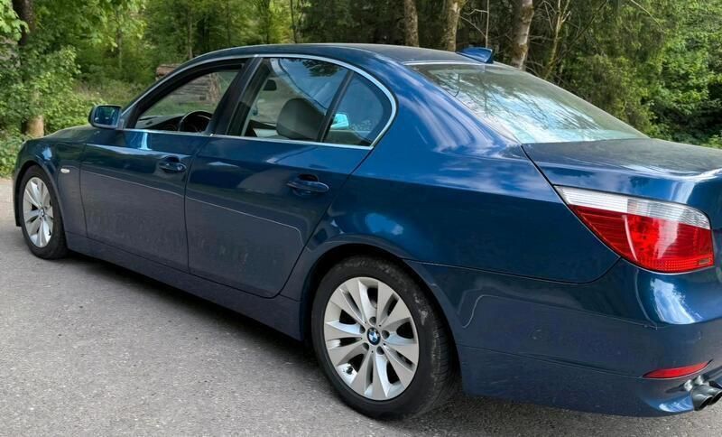 Blau Gebraucht 2003 BMW 520 Limousine | 2.299 € - Bild 1/4