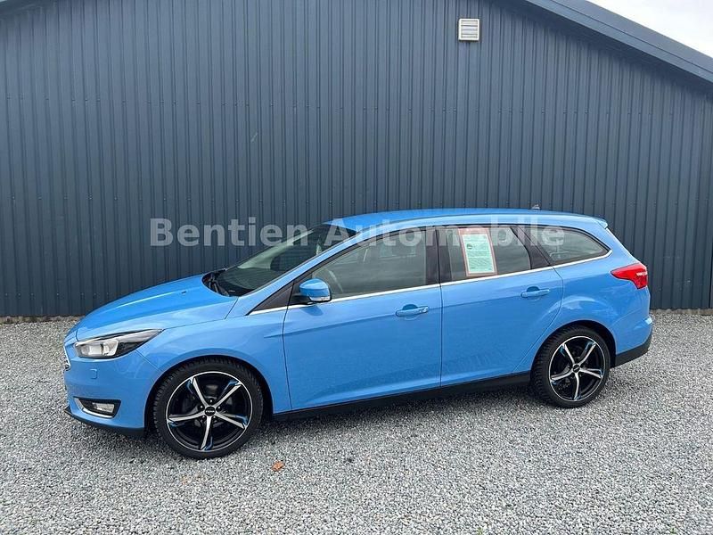 Blau Gebraucht 2017 Ford Focus Titanium Limousine | 9.980 € (Etwas zu teuer) - Bild 1/4
