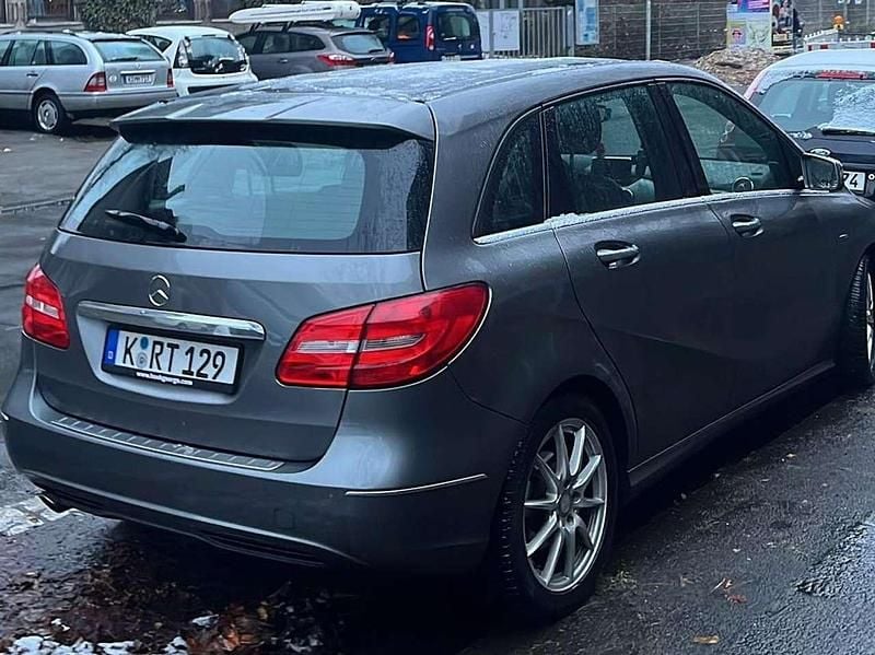 Grau Gebraucht 2012 Mercedes B180 Van / Kleinbus | 12.500 € (Teuer) - Bild 1/4