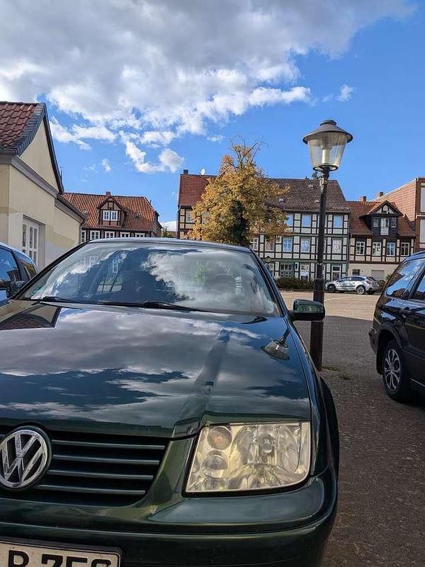 Grün Gebraucht 2009 VW Bora Comfortline Limousine | 1.900 € - Bild 1/4