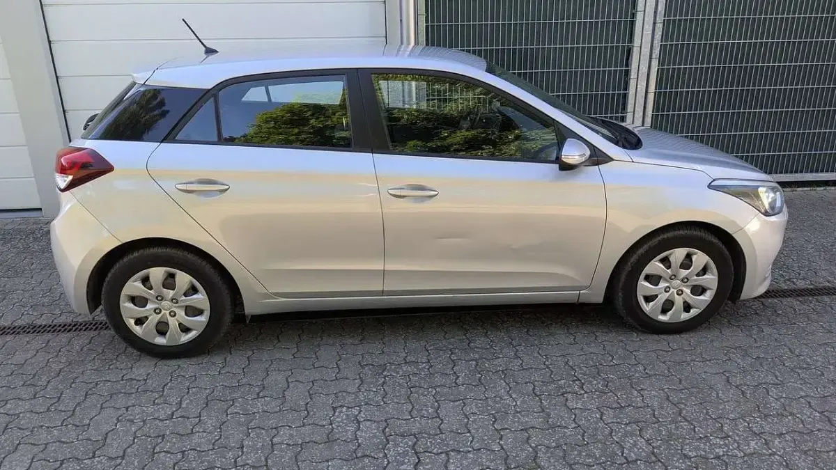 Gebraucht Hyundai i20 75 PS (55 kW) 2016 Silber/grau Limousine