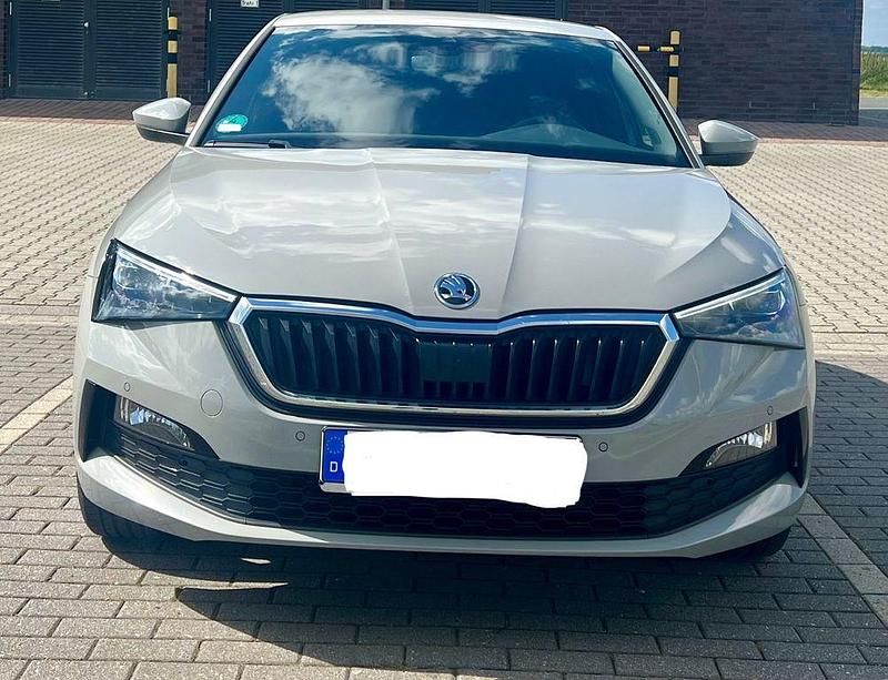 Grau Gebraucht 2020 Skoda Scala Kleinwagen | 20.900 € (Etwas zu teuer) - Bild 1/4