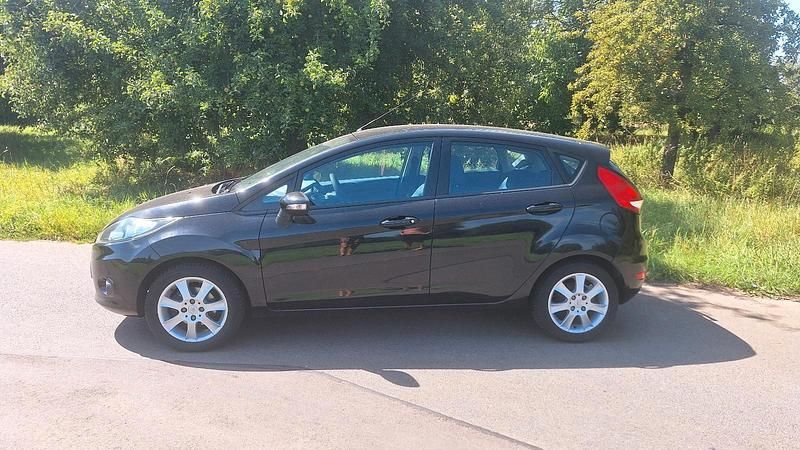 Schwarz Gebraucht 2010 Ford Fiesta Kleinwagen | 5.000 € - Bild 1/4