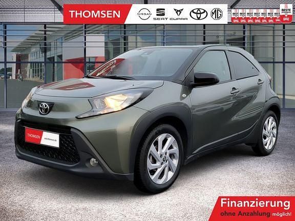 Cardamon green metallic/ night sky black Gebraucht 2022 Toyota Aygo X Basis SUV | 15.950 € (Etwas zu teuer) - Bild 1/4