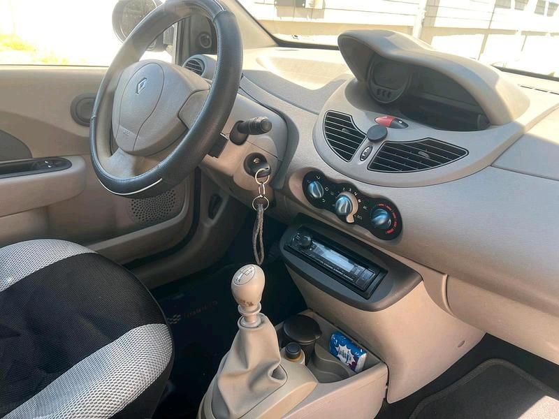 Second-hand Renault Twingo 58 CP (42 kW) 2008 Negru Hatchback