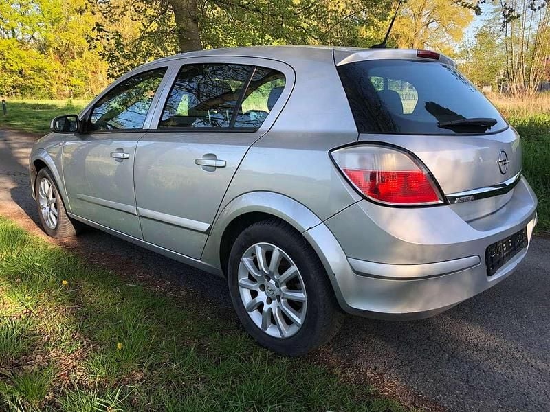 Second-hand Opel Astra 140 CP (102 kW) 2006 Argintiu Berlinǎ