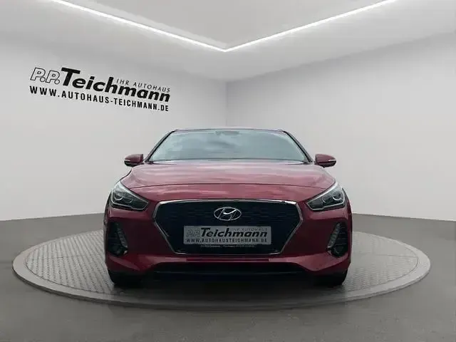 Gebraucht Hyundai i30 Intro Edition 120 PS (88 kW) 2017 Rot Limousine