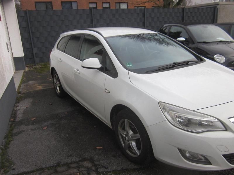 Gebraucht Opel Astra Edition 165 PS (121 kW) 2012 Weiß Kombi