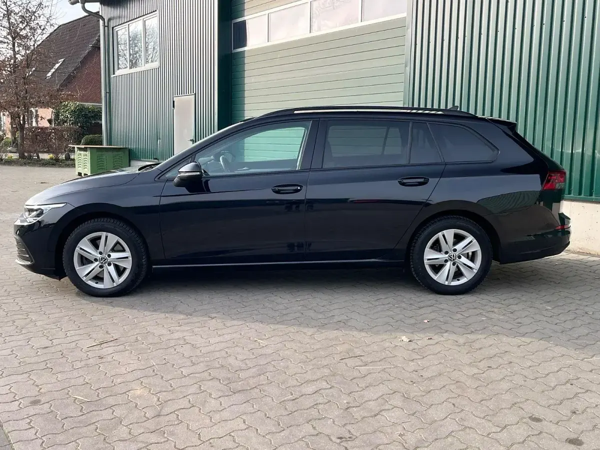 Second-hand VW Golf VIII Life 150 CP (110 kW) 2022 Negru Break