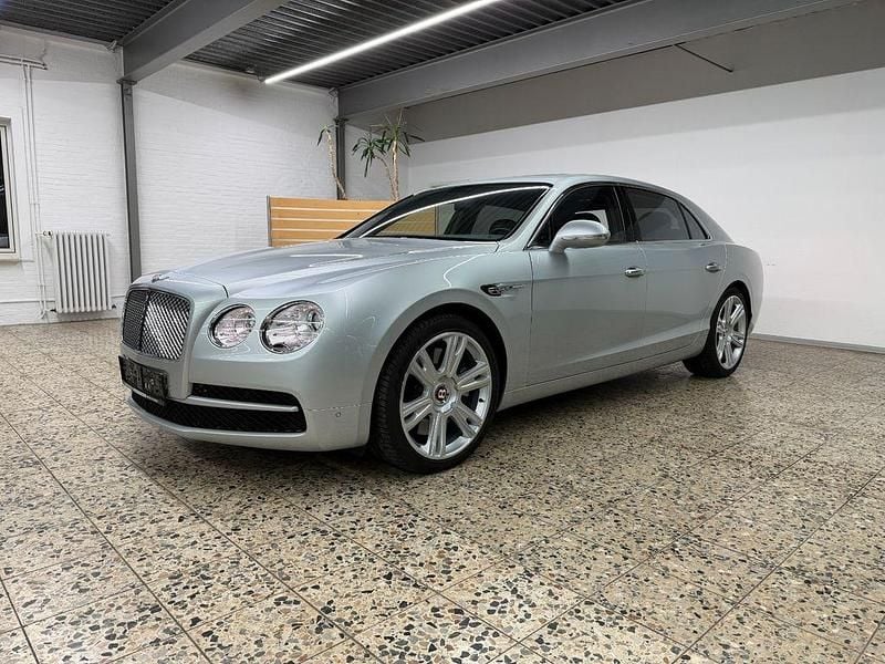 Silber Gebraucht 2015 Bentley Flying Spur Limousine | 46.775 € (Etwas zu teuer) - Bild 1/4
