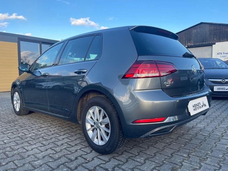 Gebraucht VW Golf VII Trendline 110 PS (80 kW) 2018 Grau Limousine