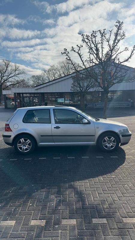 Gebraucht VW Golf IV 75 PS (55 kW) 2002 Silber Kleinwagen