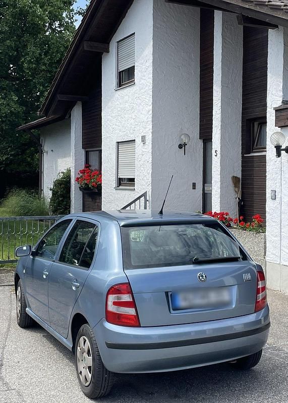 Grau Gebraucht 2007 Skoda Fabia Limousine | 2.950 € - Bild 1/4