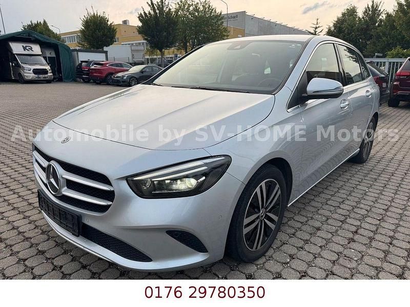 Silber Gebraucht 2019 Mercedes B180 Progressive Van / Kleinbus | 15.999 € (Guter Preis) - Bild 1/4