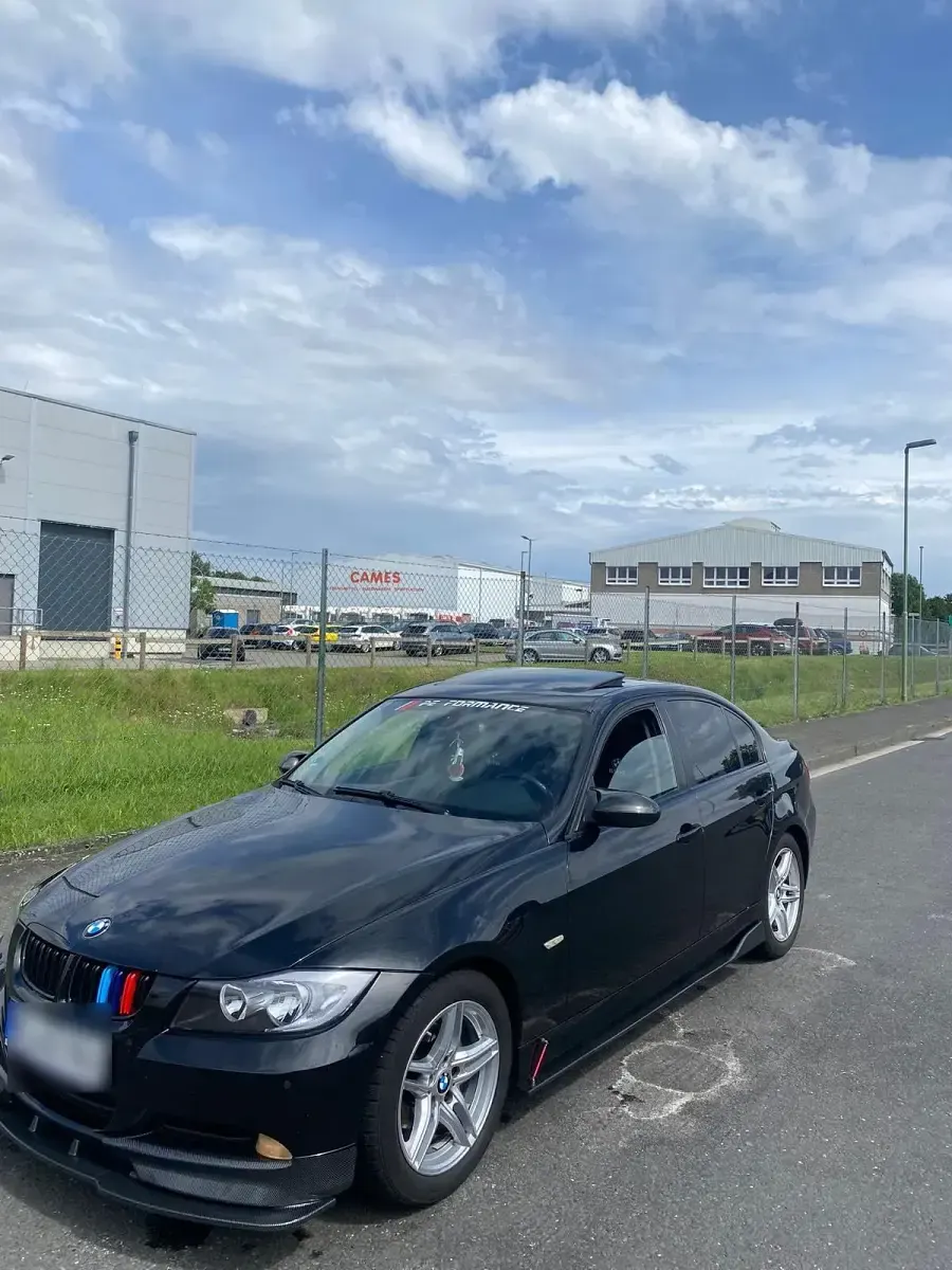 Gebraucht BMW 320 177 PS (130 kW) 2008 Schwarz Limousine