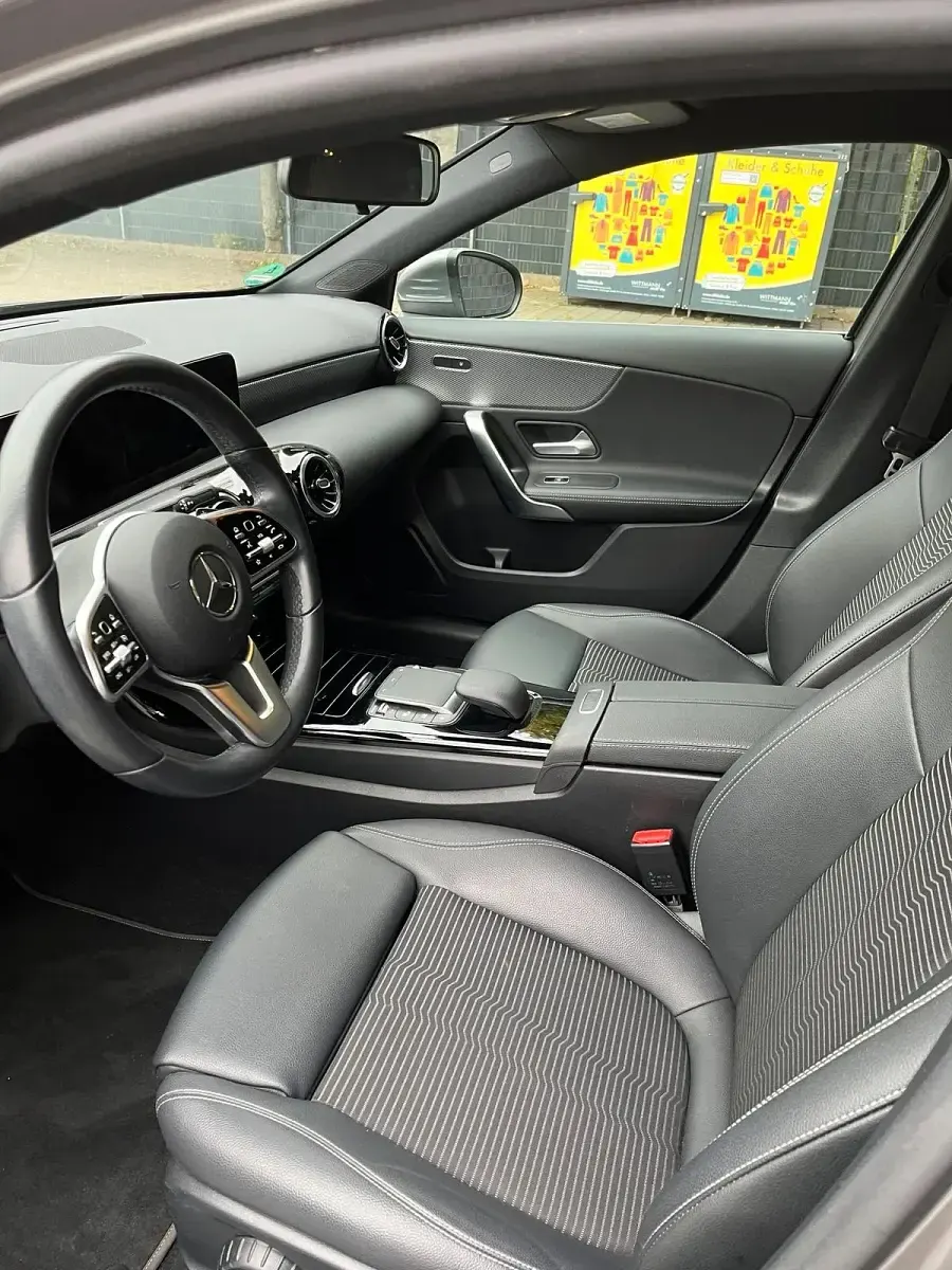Gebraucht Mercedes A180 136 PS (100 kW) 2021 Grau Limousine