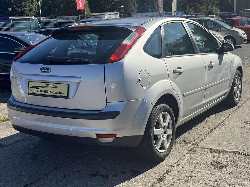 Gebraucht Ford Focus Trend 101 PS (74 kW) 2008 Silber Limousine