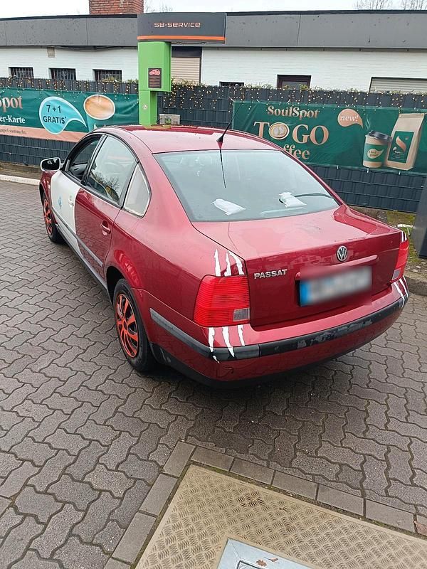 Gebraucht VW Passat 101 PS (74 kW) 1999 Rot Limousine