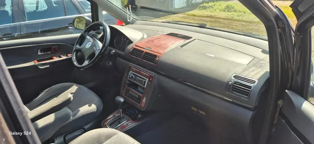 Second-hand VW Sharan 115 CP (84 kW) 2004 Negru Monovolum