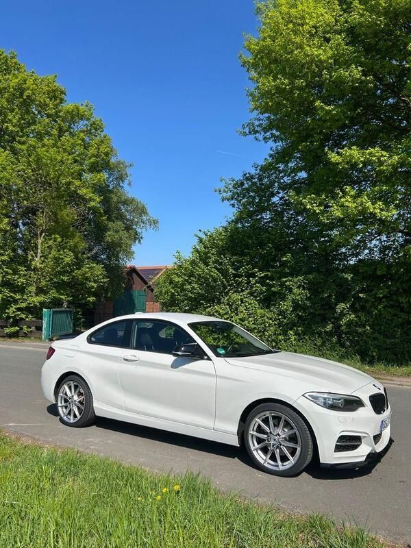 Weiß Gebraucht 2016 BMW M240 M Sport Coupé | 15.900 € - Bild 1/4