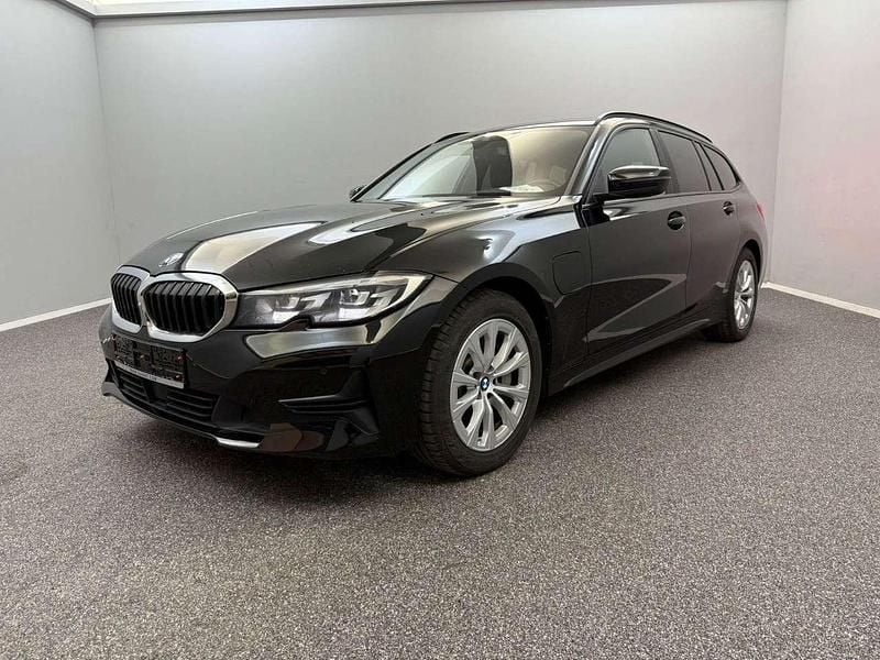 Schwarz Gebraucht 2020 BMW 330e Advantage Kombi | 18.799 € (Teuer) - Bild 1/4