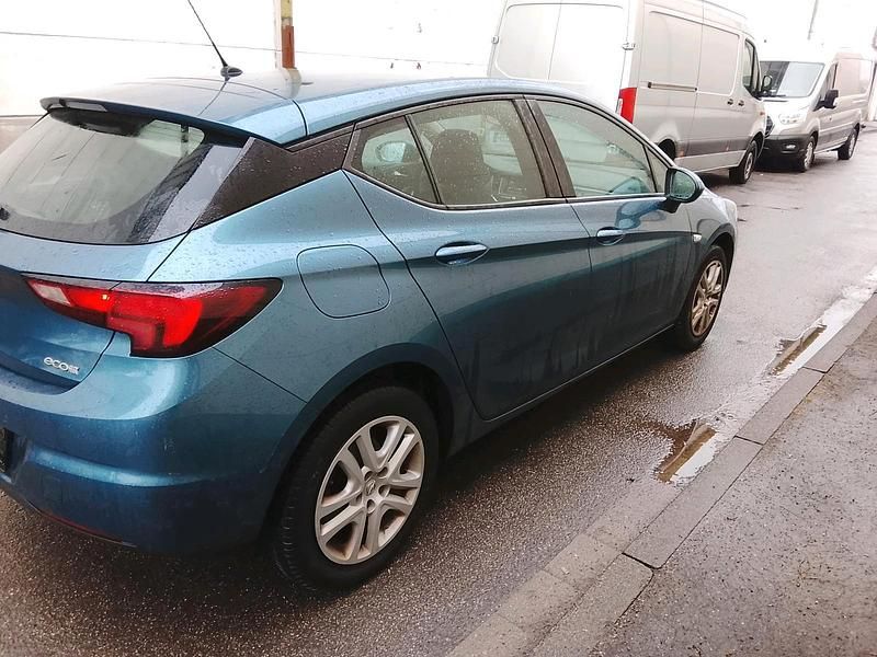 Gebraucht Opel Astra 105 PS (77 kW) 2016 Andere farben Kleinwagen