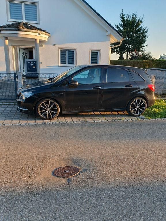 Schwarz Gebraucht 2012 Mercedes B200 Van / Kleinbus | 7.000 € (Superpreis) - Bild 1/4