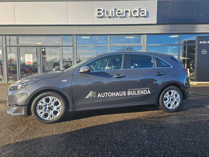 Grau Gebraucht 2024 Kia Ceed Comfort Limousine | 26.490 € (Fairer Preis) - Bild 1/4