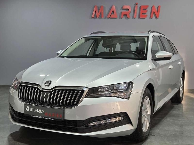 Silber Gebraucht 2022 Skoda Superb Kombi | 17.439 € (Superpreis) - Bild 1/4
