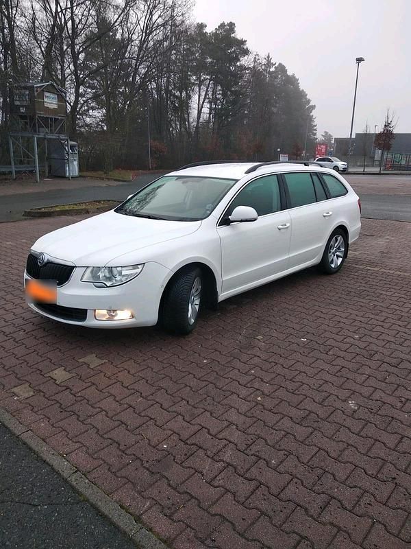 Gebraucht Skoda Superb 105 PS (77 kW) 2011 Weiß Kombi
