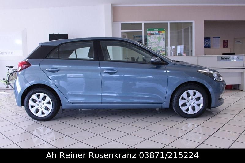 Gebraucht Hyundai i20 Trend 90 PS (66 kW) 2015 Blau Kleinwagen