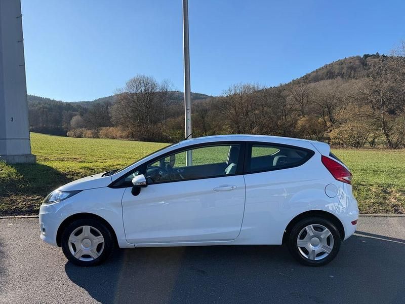 Gebraucht Ford Fiesta Trend 60 PS (44 kW) 2011 Weiß Kleinwagen