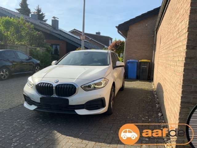 Weiss Gebraucht 2022 BMW 118 Advantage Kleinwagen | 21.950 € (Guter Preis) - Bild 1/3