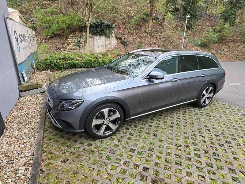 Grau Gebraucht 2018 Mercedes E220 All-Terrain Kombi | 24.900 € - Bild 1/4