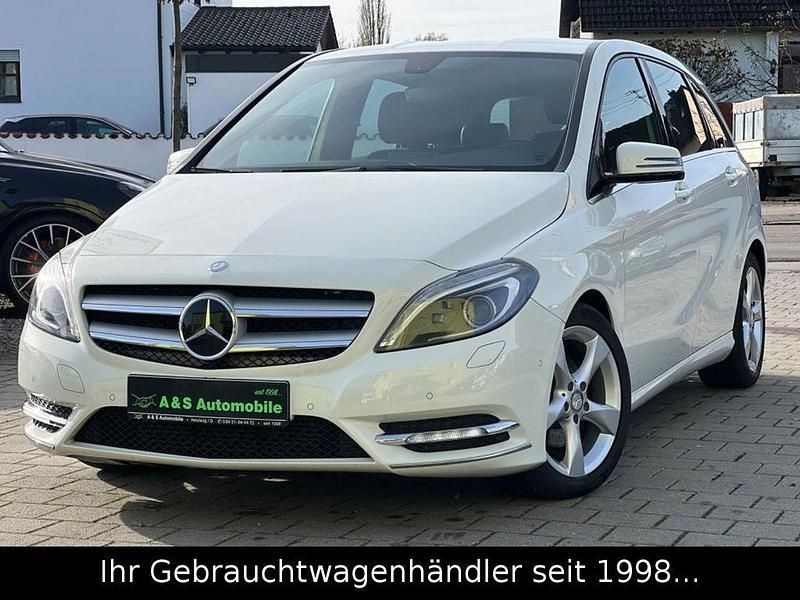 Weiß Gebraucht 2013 Mercedes B200 Sport Van / Kleinbus | 11.990 € (Fairer Preis) - Bild 1/4