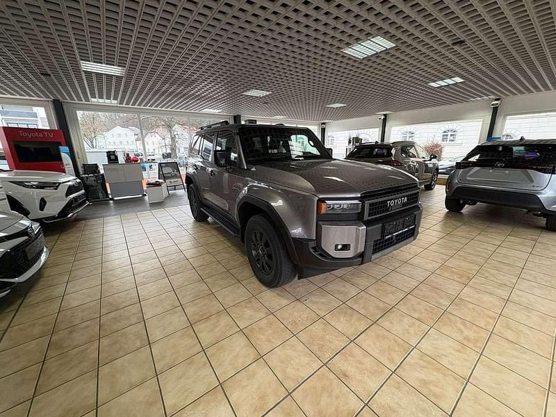 Neu Toyota Land Cruiser Executive 205 PS (150 kW) 2026 Avantgarde bronze me SUV