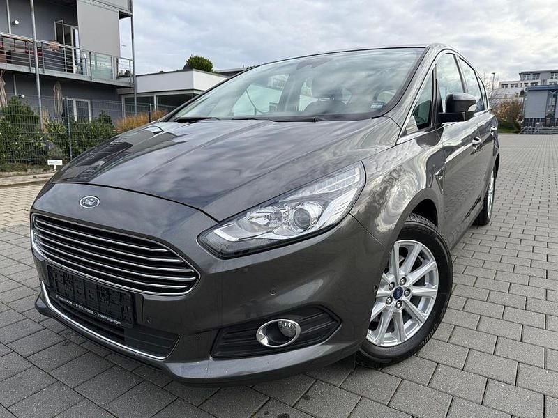 Grau Gebraucht 2018 Ford S-MAX Titanium Van / Kleinbus | 9.980 € (Superpreis) - Bild 1/4