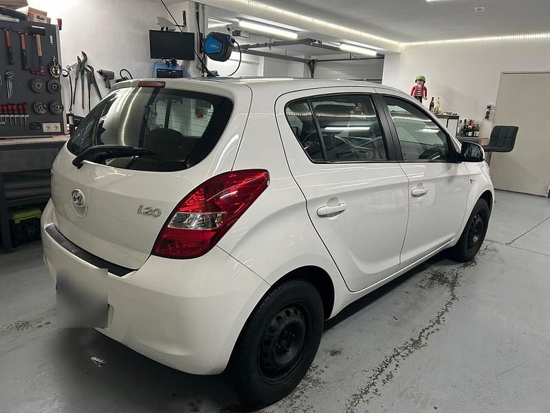 Gebraucht Hyundai i20 77 PS (56 kW) 2012 Weiß Kleinwagen