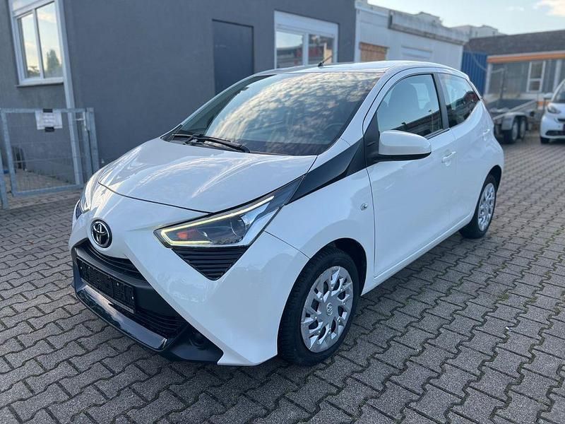 Weiß Gebraucht 2020 Toyota Aygo X-play Kleinwagen | 8.700 € (Fairer Preis) - Bild 1/4