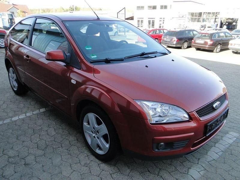 Second-hand Ford Focus Style 116 CP (85 kW) 2007 Roșu Berlinǎ