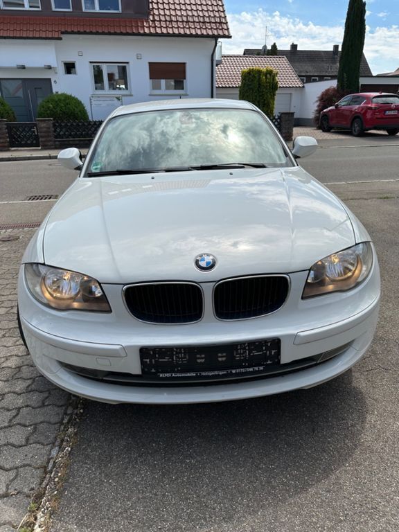 Weiß Gebraucht 2011 BMW 118 Performance Kleinwagen | 6.990 € (Fairer Preis) - Bild 1/4