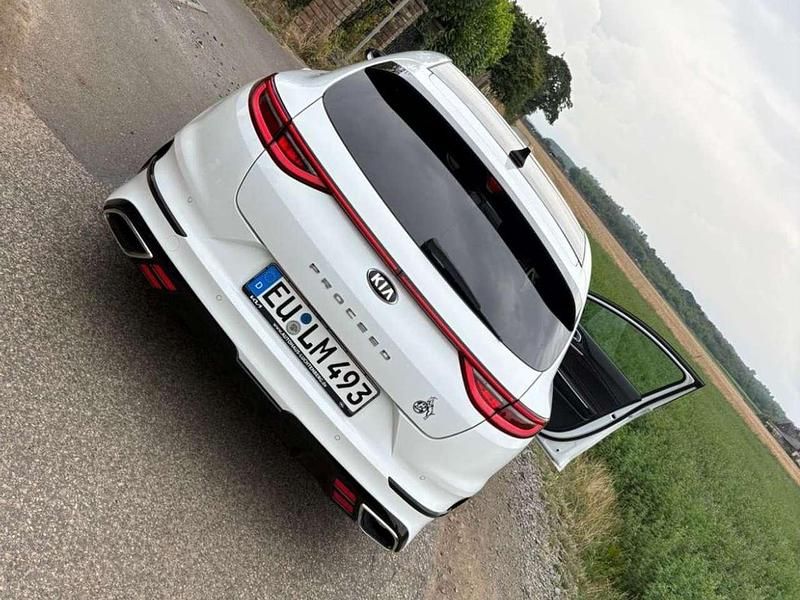 Weiß Gebraucht 2021 Kia ProCeed GT Kleinwagen | 21.900 € (Guter Preis) - Bild 1/4