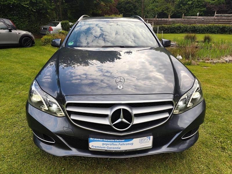 Grau Gebraucht 2016 Mercedes E200 Kombi | 14.299 € (Fairer Preis) - Bild 1/3