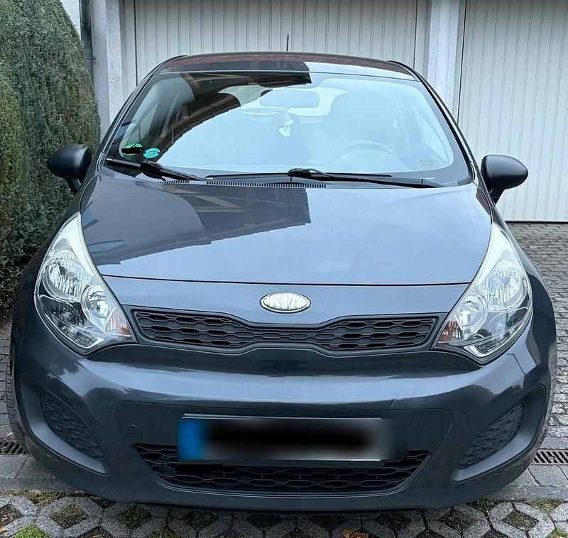 Grau Gebraucht 2013 Kia Rio Kleinwagen | 3.700 € (Fairer Preis) - Bild 1/4