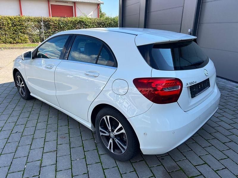 Gebraucht Mercedes A180 109 PS (80 kW) 2016 Weiß Limousine