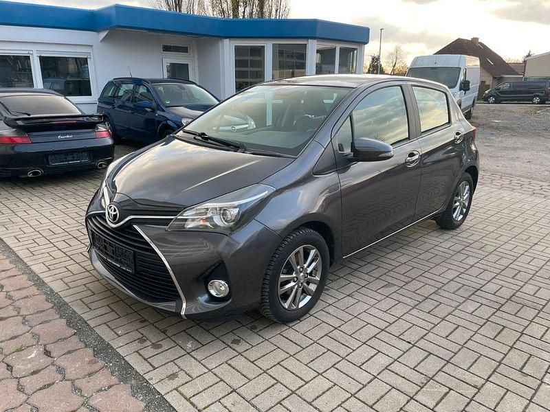 Grau Gebraucht 2014 Toyota Yaris Comfort Limousine | 8.400 € (Fairer Preis) - Bild 1/4