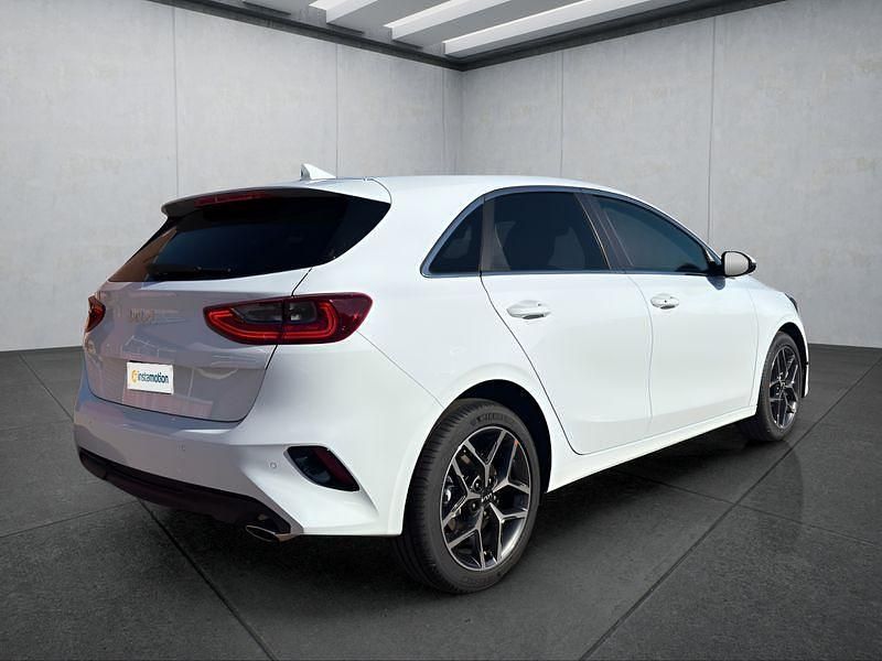 Neu Kia Ceed 140 PS (102 kW) 2025 Weiß Kleinwagen