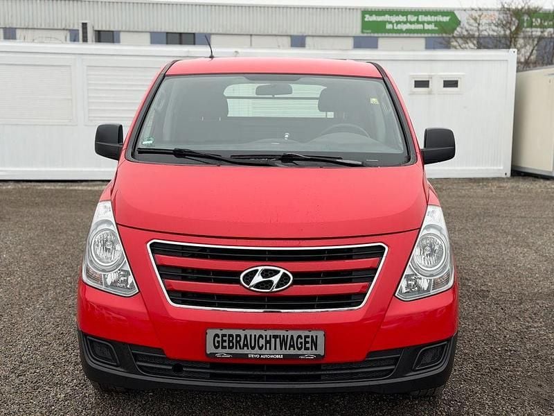 Gebraucht Hyundai H-1 170 PS (125 kW) 2015 Rot Van / Kleinbus